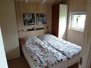 3 chambres, fer et planche à repasser, lit de bébé portatif