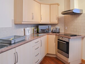 ハイチェア、調理器具と食器、冷凍庫