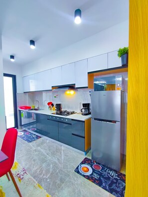 Een koelkast, een microgolfoven, een kookplaat, een waterkoker