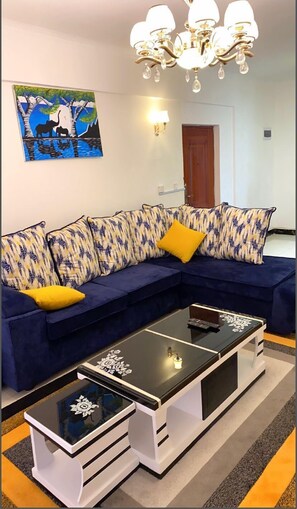 Suite superior, 3 habitaciones, accesible para personas con discapacidad | Zona de estar | Una televisión de pantalla plana