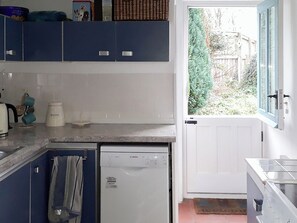 Lavavajillas y trona infantil