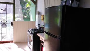 Jääkaappi, uuni, liesi, kahvin-/teenkeitin