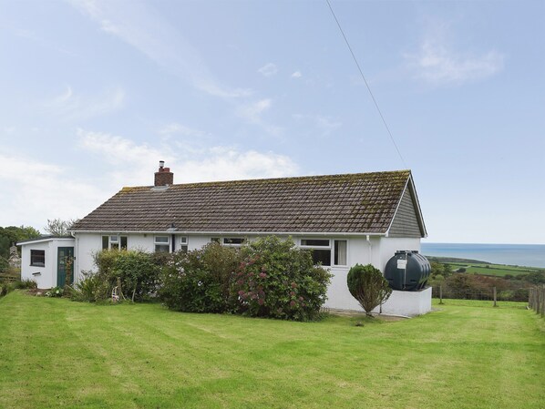 Exterior - 4 bedroom accommodation in Near Llangrannog (Near Llangrannog)