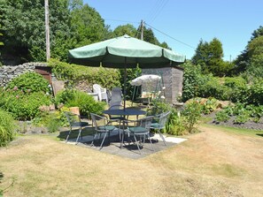 Outdoor dining - A break at Bandrake Barn offers rest and relaxation. (Oxen Park, near Ulverston)