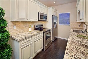 Fridge, microwave, oven, stovetop - Enjoy 3 Pool Areas, Fitness Center, Unbeatable Location, Wi-Fi, Upgraded Unit! (Tucson)