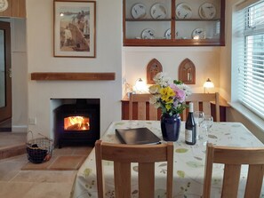 Dining - 2 bedroom accommodation in Wells-next-the-Sea (Wells-next-the-Sea)