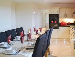Dining - 4 bedroom accommodation in Amble, near Warkworth (Amble, near Warkworth)