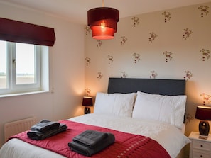 4 bedrooms, free WiFi, bed sheets - 4 bedroom accommodation in Amble, near Warkworth (Amble, near Warkworth)