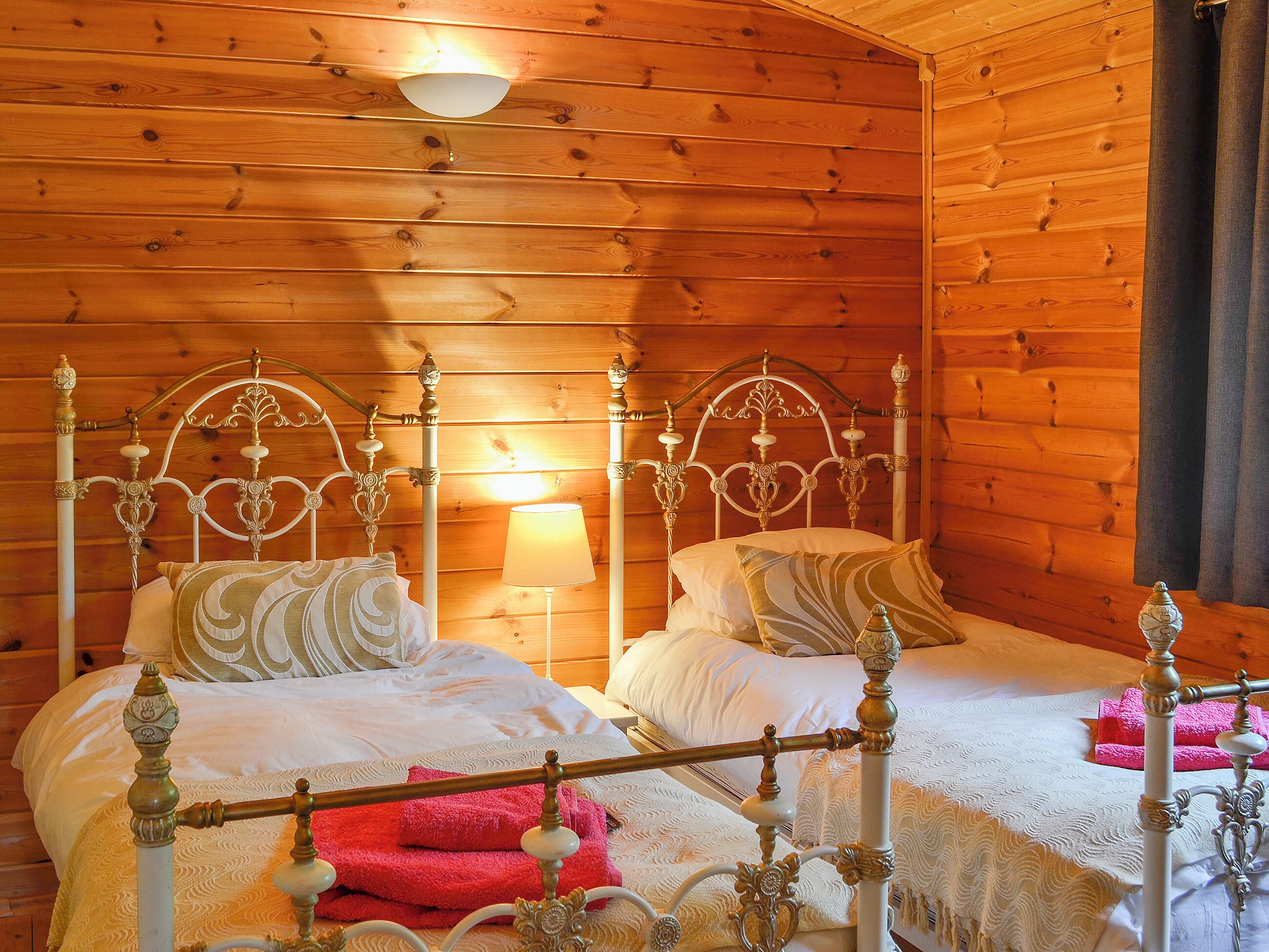 3 多间卧室、免费 WiFi、床单