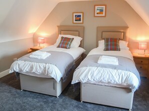 3 bedrooms, free WiFi, bed sheets - 3 bedroom accommodation in Dornoch, near Tain (Dornoch, near Tain)