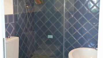 Douche, sèche-cheveux, bidet, serviettes fournies