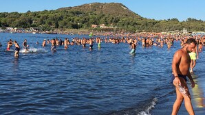 A crowded beach with people swimming and sunbathing. - Villa Tre Palme Pagghiari (vulcano)