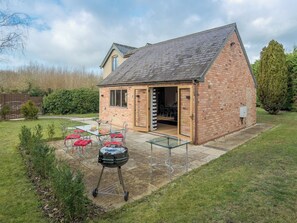Outdoor dining - 3 bedroom accommodation in Stretton-on-Fosse, near Moreton-in-Marsh (Stretton-on-Fosse, near Moreton-in-Marsh)
