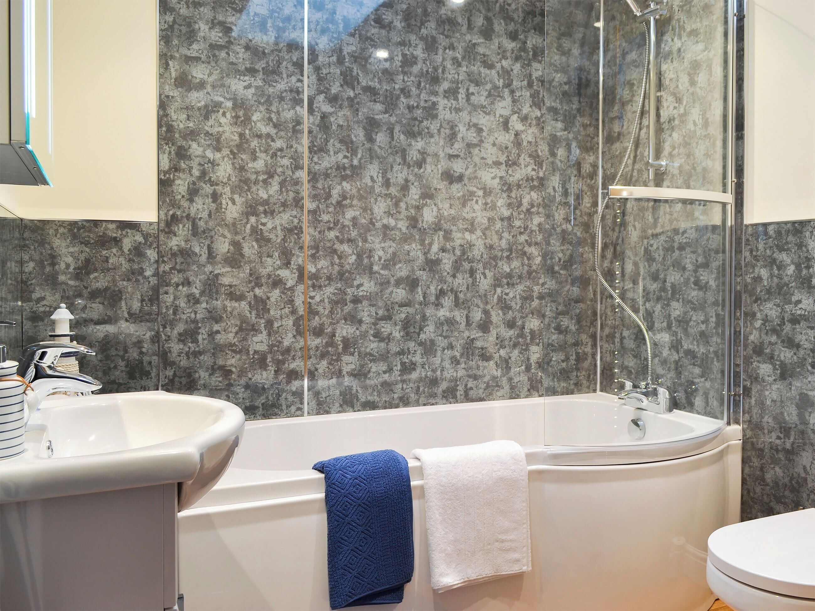 Une salle de bain moderne avec une baignoire, un lavabo et des toilettes.
