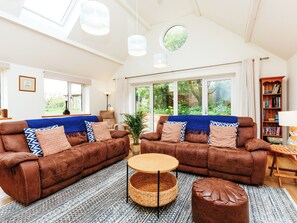 TV, fireplace - 3 bedroom accommodation in Langford Budville, near Wellington (Langford Budville, near Wellington)