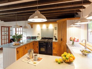 Dishwasher, high chair, cookware/dishes/utensils - 3 bedroom accommodation in Langford Budville, near Wellington (Langford Budville, near Wellington)