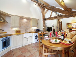 Oppvaskmaskin, høy barnestol og fryser