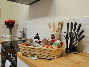 Lava-louças, cadeirão de bebê, talheres/pratos/utensílios de cozinha