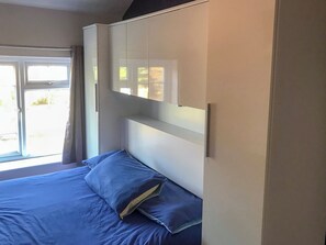 3 bedrooms, free WiFi, bed sheets - 3 bedroom accommodation in Sewerby, near Bridlington (Sewerby, near Bridlington)