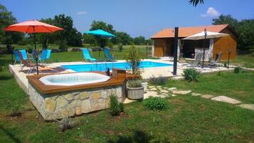 Hồ bơi ngoài trời, lều miễn phí, dù/ô trên bãi biển/hồ bơi