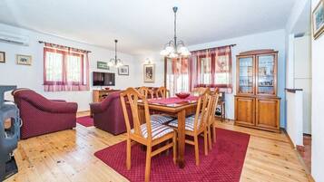 Biệt thự truyền thống | Khu vực ăn uống tại phòng