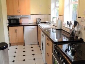 Dishwasher - 2 bedroom accommodation in Balintore, near Tain (Balintore, near Tain)