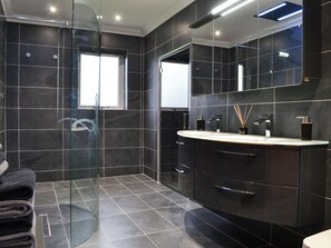 Rainfall showerhead, towels - 2 bedroom accommodation in Clachan Sands, Isle of North Uist (Clachan Sands, Isle of North Uist)