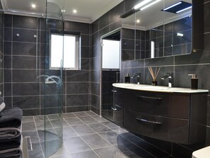 Douche à « effet pluie », serviettes fournies