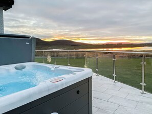 Outdoor spa tub - 2 bedroom accommodation in Clachan Sands, Isle of North Uist (Clachan Sands, Isle of North Uist)