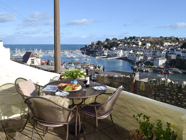 Outdoor dining - 2 bedroom accommodation in Brixham (Brixham)