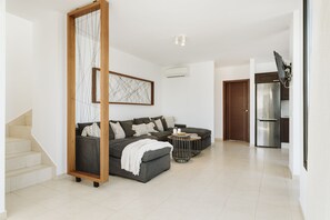 TV, tavolo da calcetto, tavolo da ping pong