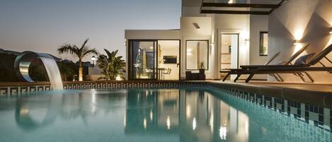 Utendørsbasseng og et oppvarmet basseng