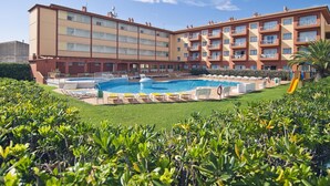 A hotel with a swimming pool, multiple balconies, and a well-maintained lawn. - Apartments with swimming pool. Ref. Estartit Comfort-24 (Estartit)