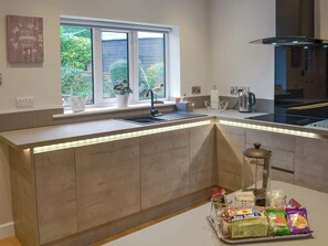 Lavastoviglie, seggiolone, pentole/stoviglie/utensili