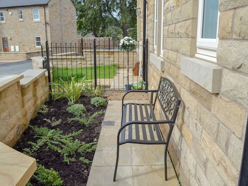 2 bedroom accommodation in Glossop