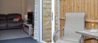 2 bedroom accommodation in Glossop