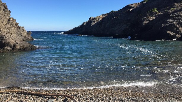 A rocky coastline with clear blue water and pebbles at the shore. - Apartments with swimming pool near the beach. Ref. Comte Empuries-24 (Empuriabrava)
