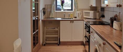 Lave-vaisselle, batterie de cuisine, vaisselle et ustensiles