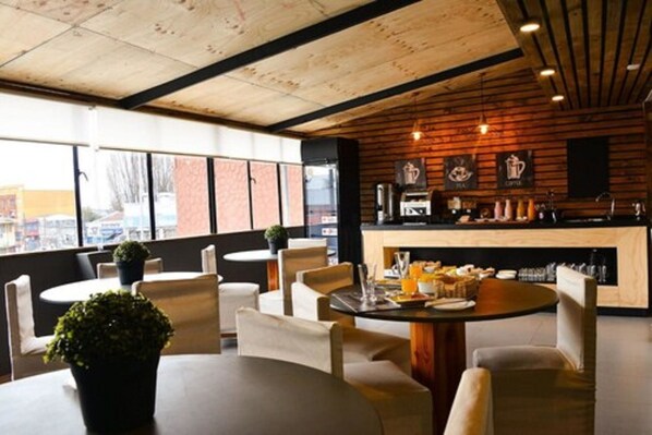 فطور من الأطباق المحلية مجانًا يوميًا