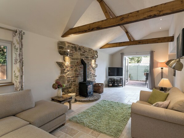 TV, fireplace - The Old Rectory Cottage (Tothill, near Louth)