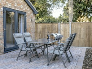 Outdoor dining - The Old Rectory Cottage (Tothill, near Louth)