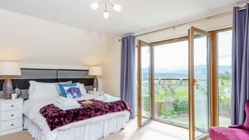 5 bedrooms, free WiFi, bed sheets