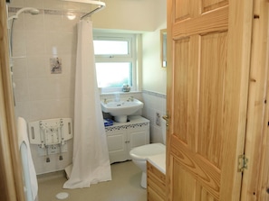 Ein Badezimmer mit Dusche, Waschbecken und Toilette.