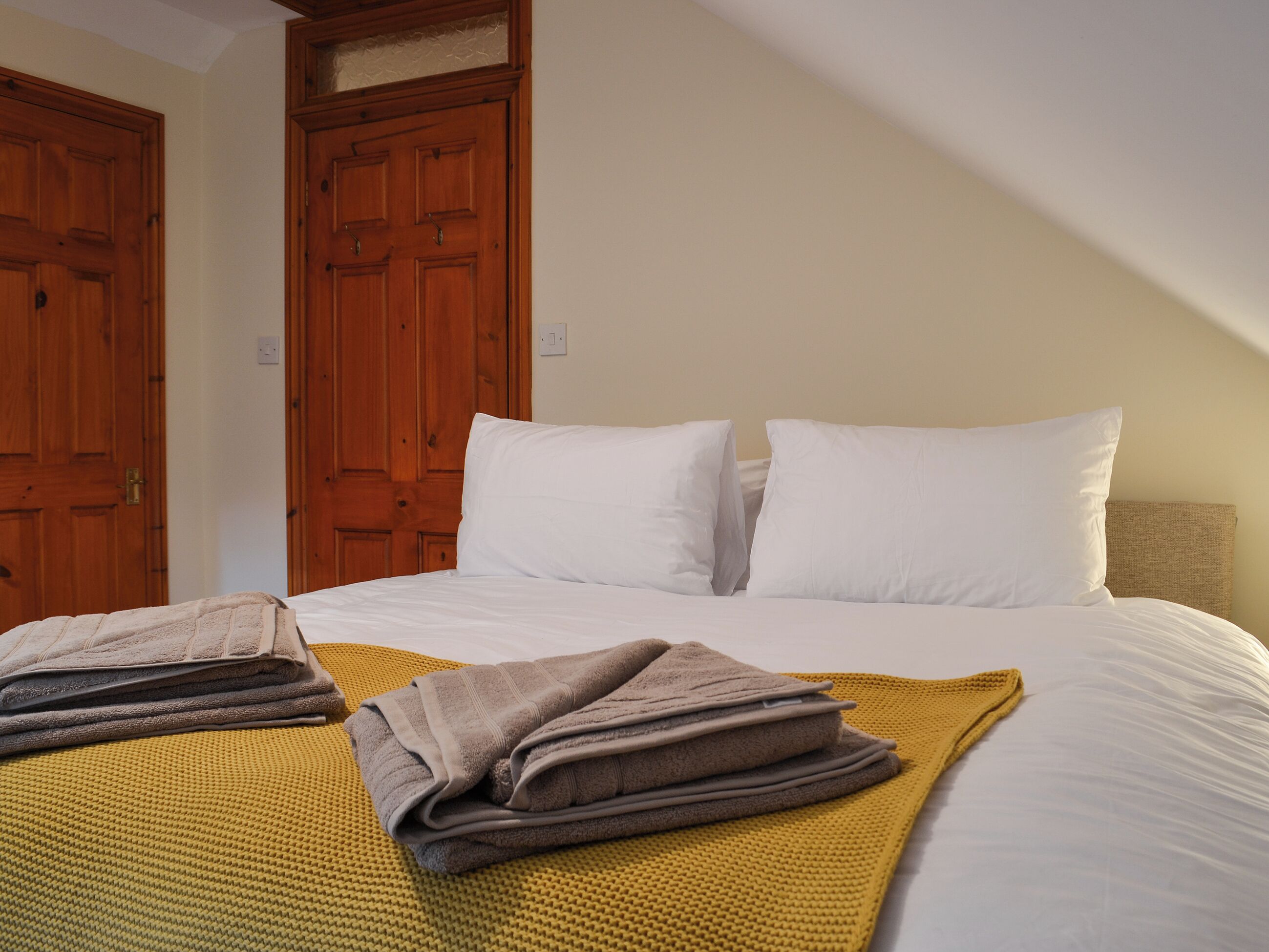 4 quartos, Wi-Fi de cortesia, roupa de cama