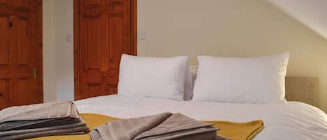 4 quartos, Wi-Fi de cortesia, roupa de cama
