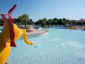 Indoor pool, 3 outdoor pools, free pool cabanas, pool umbrellas - Village Vacance la Reserve (Gastes)