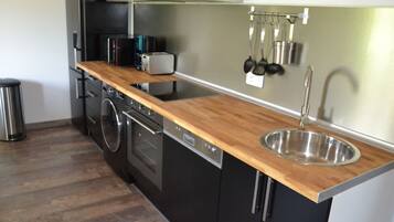 Een koelkast, een microgolfoven, een oven, een kookplaat