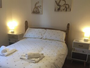 3 bedrooms, free WiFi, bed sheets - Flat 1 Portman House (Shanklin)