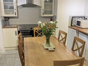 Trona infantil, utensilios de cocina y congelador