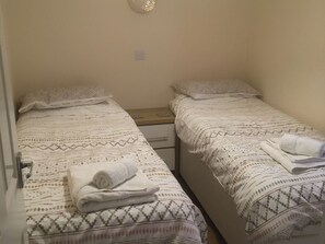 3 bedrooms, free WiFi, bed sheets - Flat 1 Portman House (Shanklin)